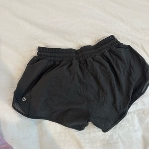 Lululemon Hotty Hot Lowrise 2.5 lined short